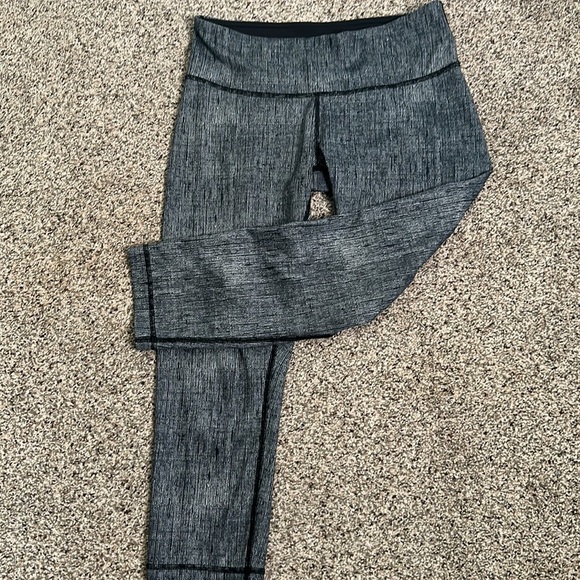 Lululemon crop gray leggings size 6 workout - Picture 5 of 9